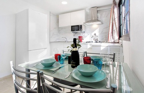 Corralejo House | Holiday Home 'Casa Del Sol Rosa' with Sea Views, Wi-Fi and Air Conditioning