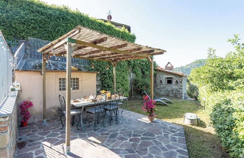 Villabuona House | Holiday Home 'Casa Di Laino' with Private Terrace, Wi-Fi and Air Conditioning