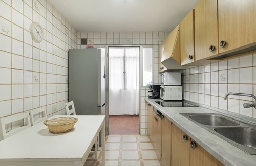 Barbate House | Holiday Home 'Casa En El Centro De Barbate' with Private Terrace, Wi-Fi and Air Conditioning