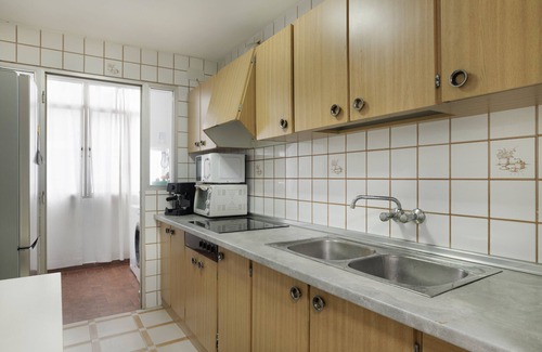 Barbate House | Holiday Home 'Casa En El Centro De Barbate' with Private Terrace, Wi-Fi and Air Conditioning