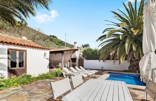 El Rosario House | Holiday Home "Casa Domi" with Sea View, Pool, Garden & Wi-Fi