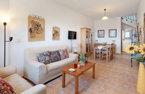 Alojera House | Holiday Home Casa María Alojera with Sea View, Balcony & Wi-Fi
