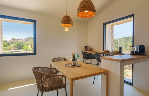 Cugnana Verde House | Holiday Home 'Casa La Petite' with Sea View, Wi-Fi and Air Conditioning