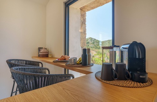 Cugnana Verde House | Holiday Home 'Casa La Petite' with Sea View, Wi-Fi and Air Conditioning