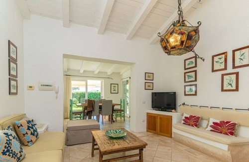 Case Peschiera-Lu Fraili House | Holiday Home Casa Le Suisse with Wi-Fi, Terrace & Garden