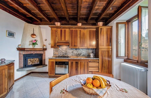 Lezzeno House | Holiday Home 'Casa Mocchetti' with Lake View, Garden & Wi-Fi