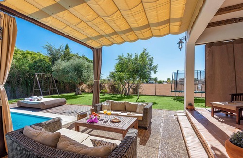 Marchena House | Holiday Home "Casa Rural La Teja" with Pool, Garden & Wi-Fi