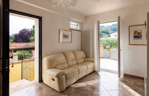 Carrara House | Holiday Home 'Casa Valentina' close to the Sea with Terrace & Wi-Fi