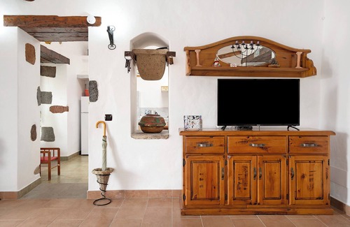 Los Valles House | Holiday Home "Casita Tahona" with Mountain Views, Terrace and Wi-Fi