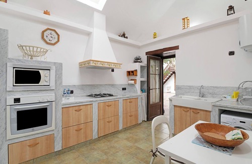 Los Valles House | Holiday Home "Casita Tahona" with Mountain Views, Terrace and Wi-Fi