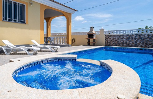 Alcanar House | Holiday Home "Chalet Montecarlo" with Private Pool & Wi-Fi