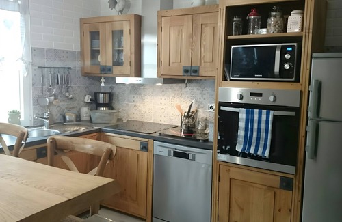 Yport House | Holiday Home 'Chez Isa De Pêcheur Etretat' with Sea View and Wi-Fi