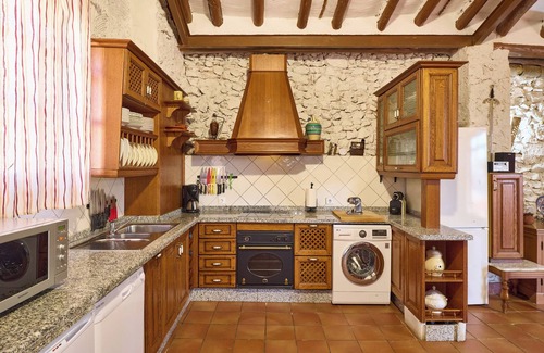 Lucena House | Holiday Home 'Cortijo Las Gregorias' with Mountain View, Wi-Fi and Air Conditioning