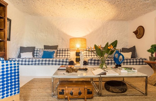 La Solana House | Holiday Home "Cueva de Sacromonte" with Mountain View, Wi-Fi & Terrace