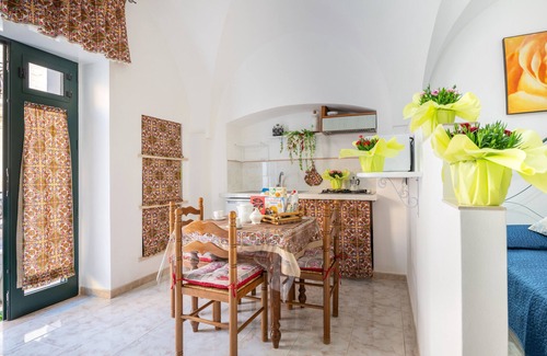 Ceglie Messapica House | Holiday Home 'Dimora Dei Messapi' with Wi-Fi and Air Conditioning