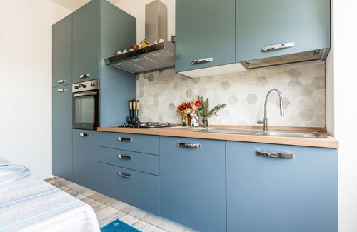 Villaggio delle Mimose House | Holiday Home 'Da Elisa' with Private Terrace, Wi-Fi and Air Conditioning