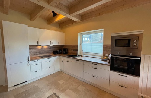 Fahretoft House | Holiday Home 'Dat Nordseehus' with Private Terrace, Private Garden and Wi-Fi