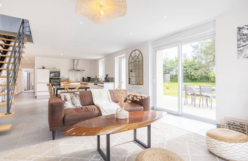 Tregunc House | Holiday Home 'De La Motte 2kms De La Plage' with Private Terrace, Private Garden and Wi-Fi