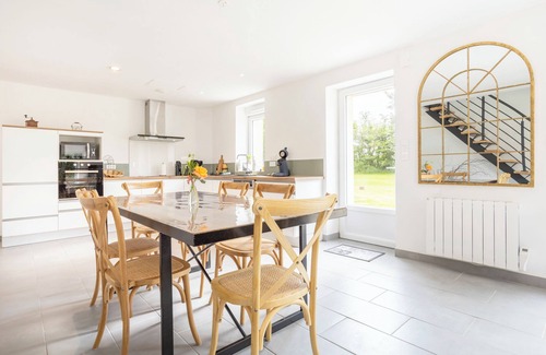 Tregunc House | Holiday Home 'De La Motte 2kms De La Plage' with Private Terrace, Private Garden and Wi-Fi