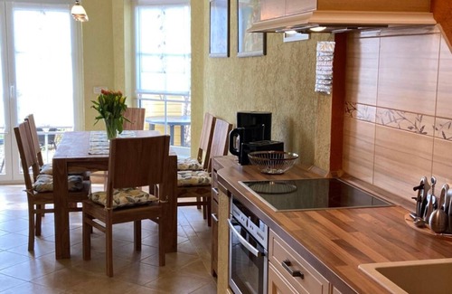 Mucheln House | Holiday Home 'Ferienhaus Seeblick - Marina Mücheln' with Lake View, Private Terrace and Wi-Fi