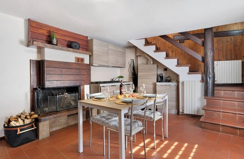 Lierna House | Holiday Home 'Dina’s Flower House' with Lake View, Wi-Fi and Air Conditioning