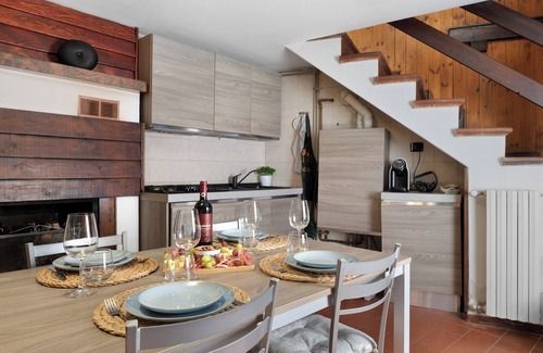 Lierna House | Holiday Home 'Dina’s Flower House' with Lake View, Wi-Fi and Air Conditioning