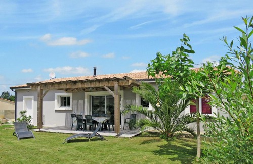 Soulac-sur-Mer House | Holiday Home Dorgeles - SUL130 by Interhome