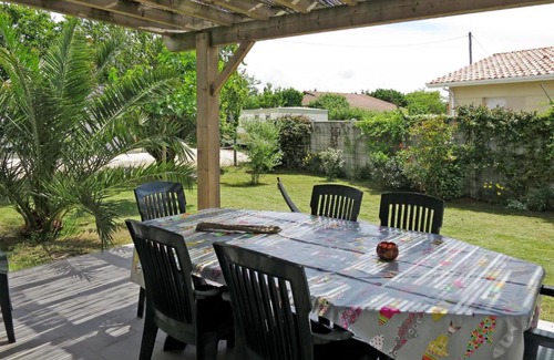 Soulac-sur-Mer House | Holiday Home Dorgeles - SUL130 by Interhome
