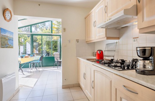 Challans House | Holiday Home 'Du Peintre' with Private Terrace, Wi-Fi and Air Conditioning