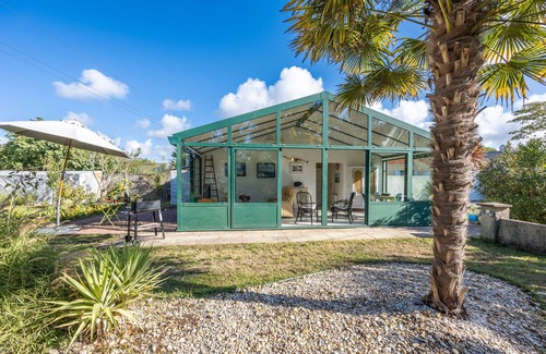 Challans House | Holiday Home 'Du Peintre' with Private Terrace, Wi-Fi and Air Conditioning