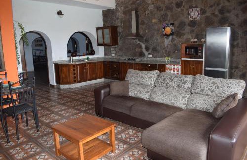 Santa Maria de Guia de Gran Canaria House | Holiday Home El Brezal