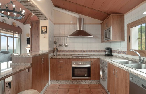 El Gastor House | Holiday Home 'El Mirador De La Luna' with Lake View, Private Pool and Wi-Fi