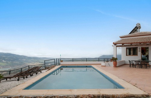 El Gastor House | Holiday Home 'El Mirador De La Luna' with Lake View, Private Pool and Wi-Fi