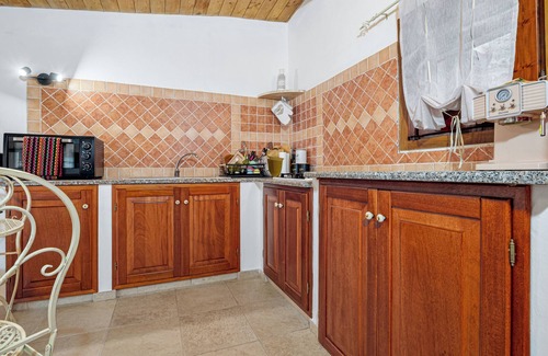 Porto Istana House | Holiday Home 'Elia's House' with Private Terrace, Wi-Fi and Air Conditioning