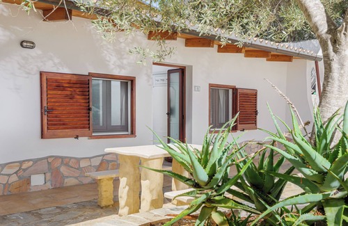 Porto Istana House | Holiday Home 'Elia's House' with Private Terrace, Wi-Fi and Air Conditioning