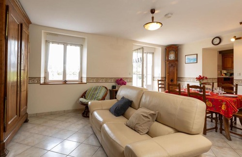 Saint-Coulomb House | Holiday Home Emeraude by Interhome