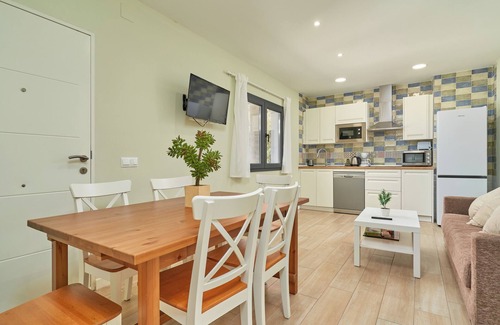 Totalan House | Holiday Home Era del Puerto 3 with Mountain View, Shared Pool & Wi-Fi