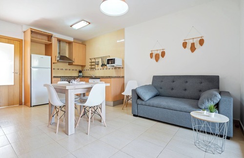Miami Platja House | Holiday Home 'Isaac Casalot' with Shared Pool, Wi-Fi and Air Conditioning