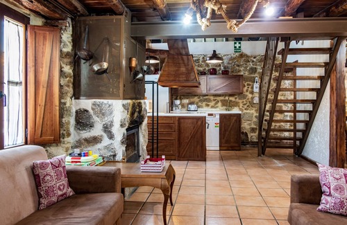 Villar de Corneja House | Holiday Home 'La Cantina' with Mountain Views