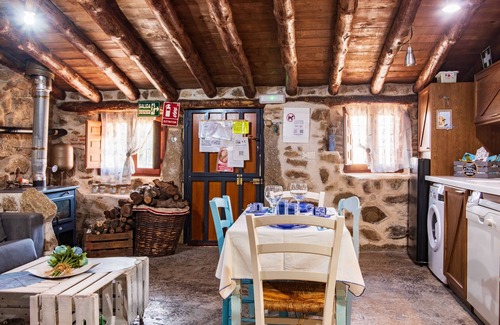 Villar de Corneja House | Holiday Home 'La Cuadra' with Mountain Views