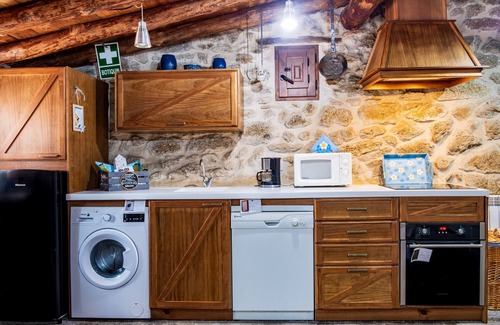 Villar de Corneja House | Holiday Home 'La Cuadra' with Mountain Views