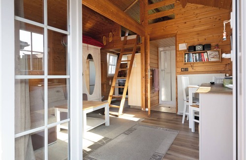 Toenning House | Holiday Home 'Ferienhaus Thomsen' with Private Garden and Wi-Fi