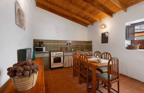 Alajero House | Holiday Home 'Fagundo 84' with Mountain View, Private Terrace and Wi-Fi