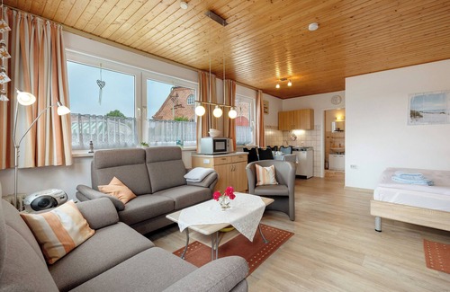 Bliesdorf House | Holiday Home 'Ferienhaus Landhaus Loose' with Private Terrace, Private Garden and Wi-Fi
