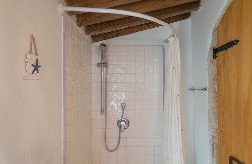 Lari House | Holiday Home 'Ferienhaus Il Nidino' with Private Terrace, Wi-Fi and Air Conditioning