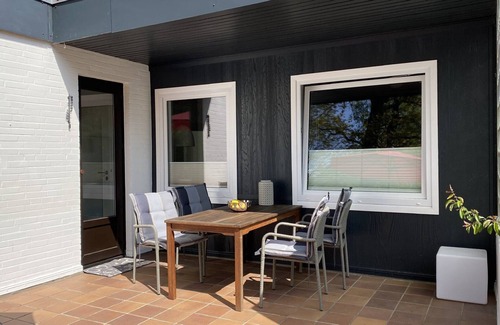 Gluecksburg House | Holiday Home 'Ferienwohnung Strandgut' with Private Terrace and Wi-Fi
