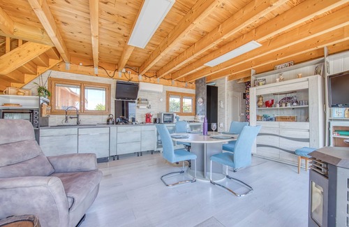Le Verdon-sur-Mer House | Holiday Home 'Chalet Les Pieds Dans L'eau' with Sea View, Wi-Fi and Air Conditioning
