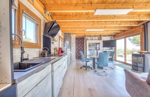 Le Verdon-sur-Mer House | Holiday Home 'Chalet Les Pieds Dans L'eau' with Sea View, Wi-Fi and Air Conditioning