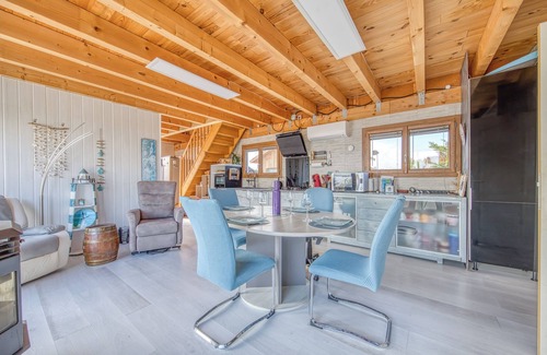Le Verdon-sur-Mer House | Holiday Home 'Chalet Les Pieds Dans L'eau' with Sea View, Wi-Fi and Air Conditioning