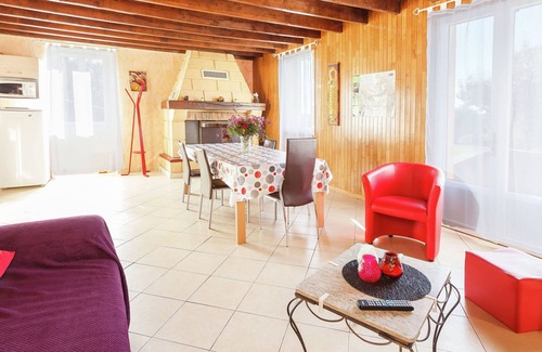 Prats-du-Perigord House | Holiday Home in Prats-du-Périgord with Pool